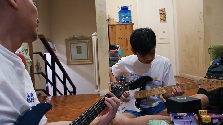 10 Penampakan rumah Andra Ramadhan, koleksi gitarnya curi perhatian