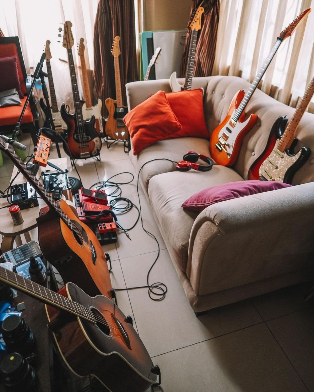 10 Penampakan rumah Andra Ramadhan, koleksi gitarnya curi perhatian