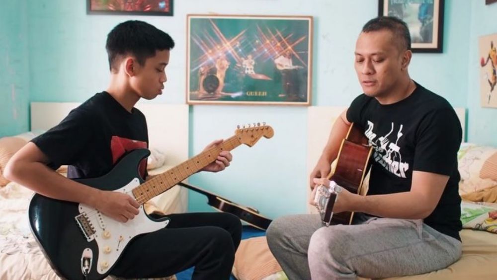 10 Penampakan rumah Andra Ramadhan, koleksi gitarnya curi perhatian