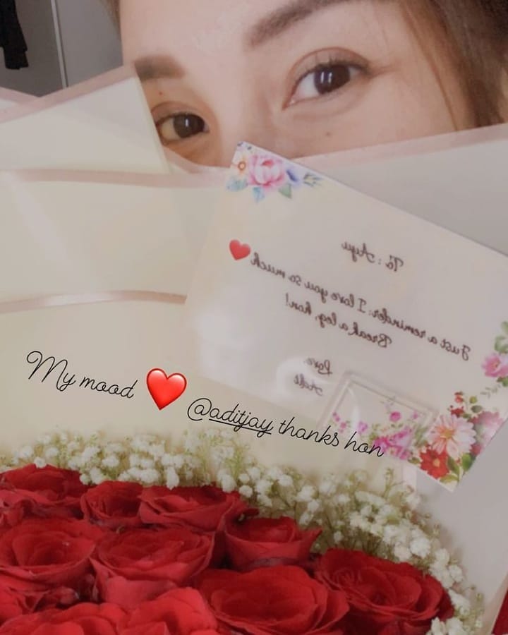 8 Potret Ayu Ting Ting dapat bunga dan surat cinta dari Adit, romantis