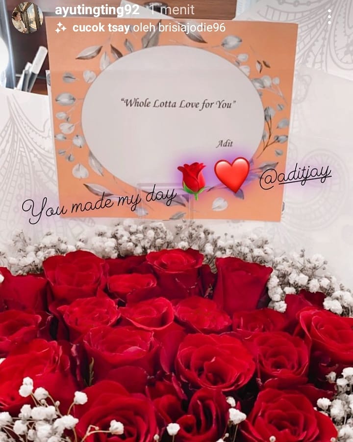 8 Potret Ayu Ting Ting dapat bunga dan surat cinta dari Adit, romantis