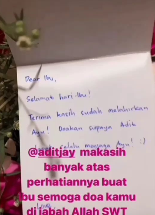 8 Potret Ayu Ting Ting dapat bunga dan surat cinta dari Adit, romantis