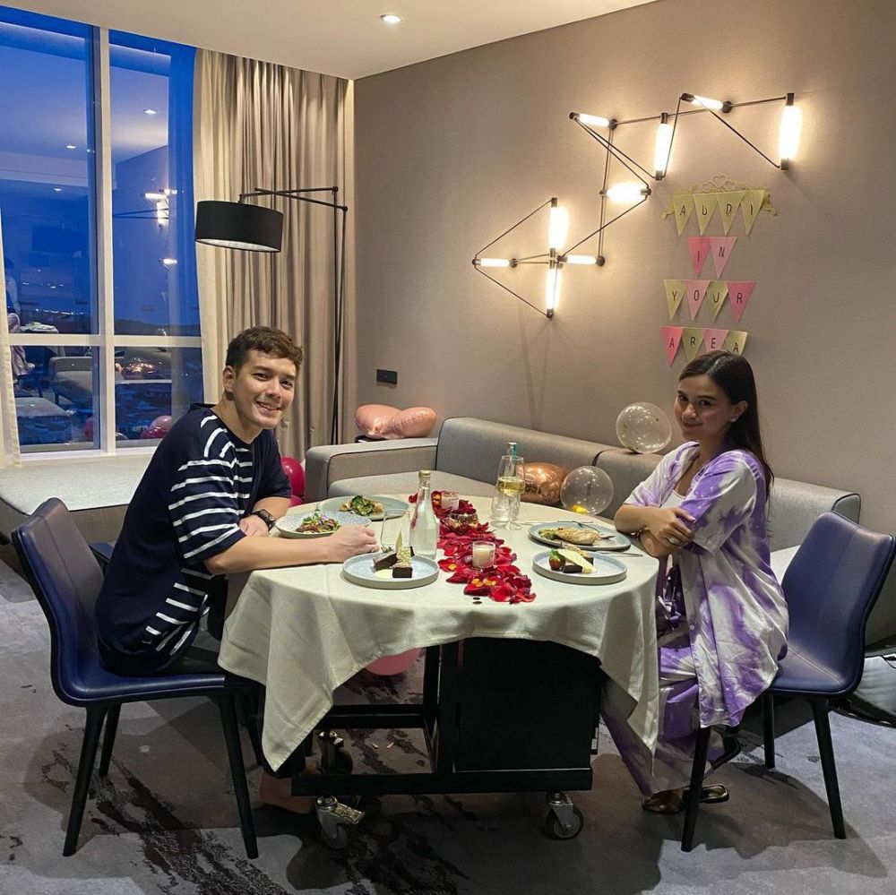 Momen 10 seleb saat dinner romantis, Titi Kamal curi perhatian