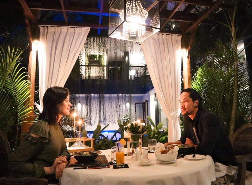 Momen 10 seleb saat dinner romantis, Titi Kamal curi perhatian