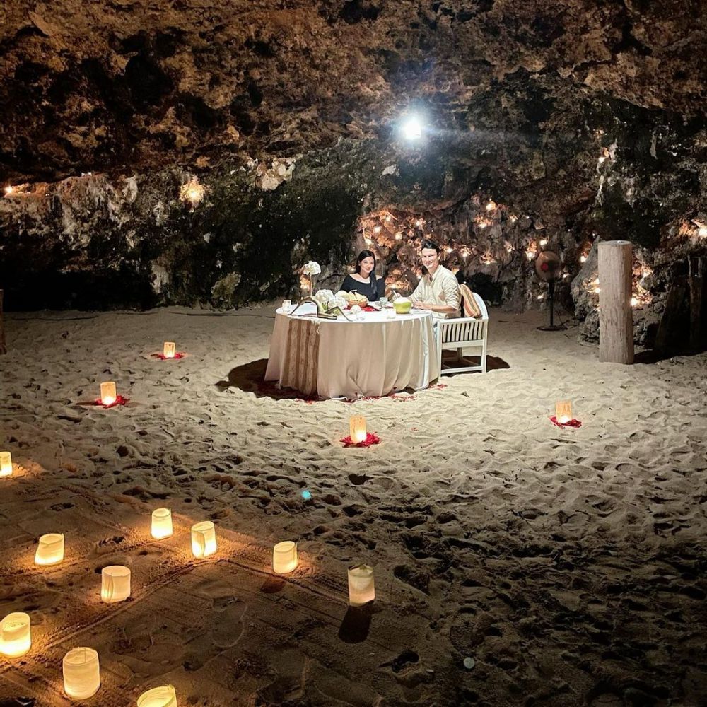 Momen 10 seleb saat dinner romantis, Titi Kamal curi perhatian