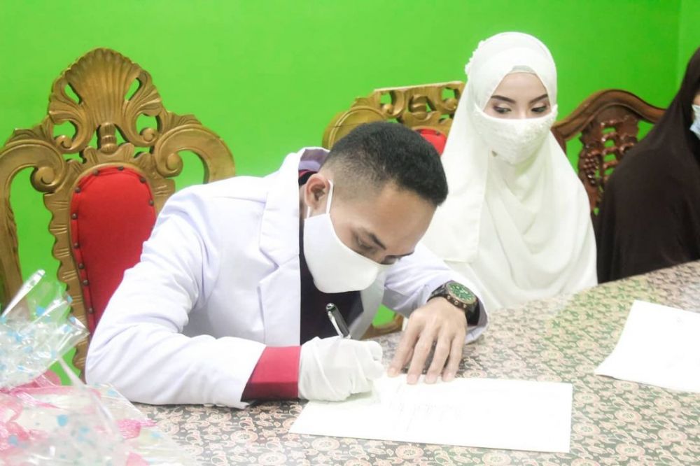 Resmi menikah, ini 10 potret mesra Ikal 'Laskar Pelangi' dan pasangan