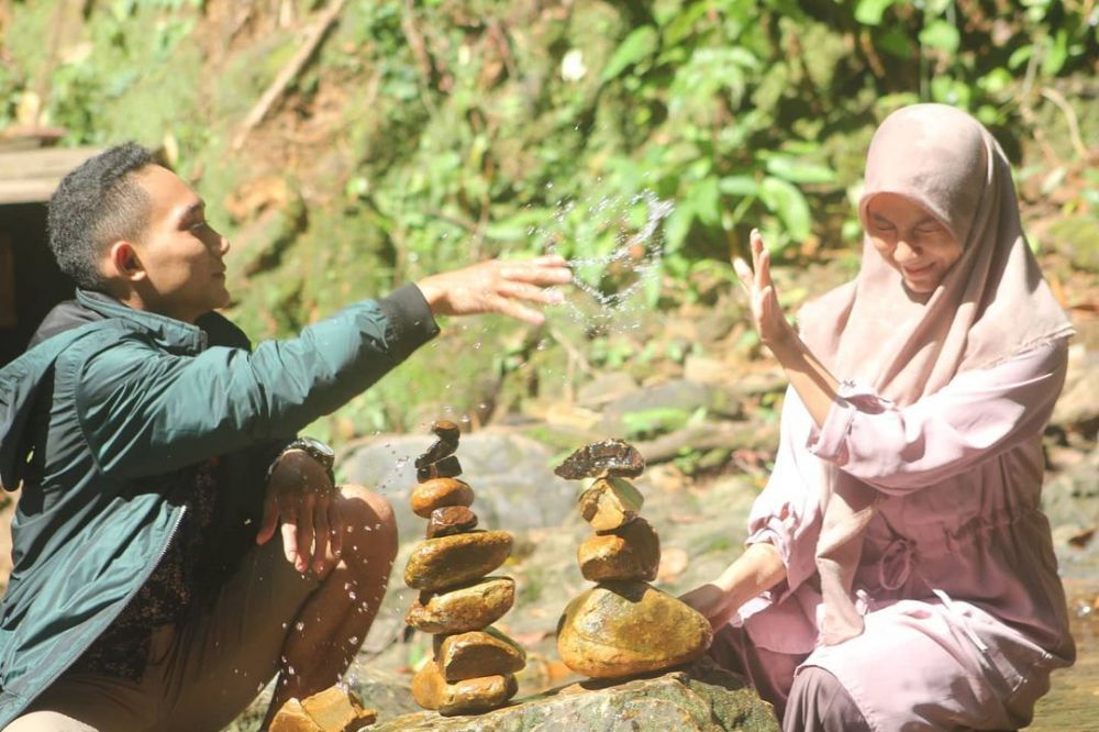 Resmi menikah, ini 10 potret mesra Ikal 'Laskar Pelangi' dan pasangan