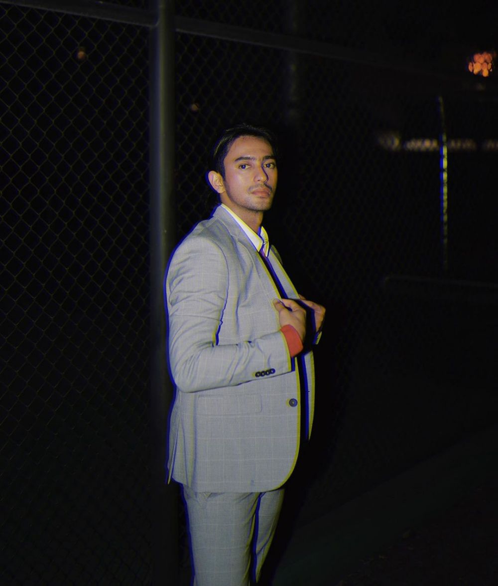 Biasa tampil gondrong, ini 8 potret Omar Daniel dengan rambut baru