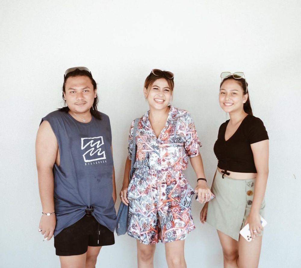 9 Potret persahabatan selebgram Keanu dan Awkarin, bak kakak beradik