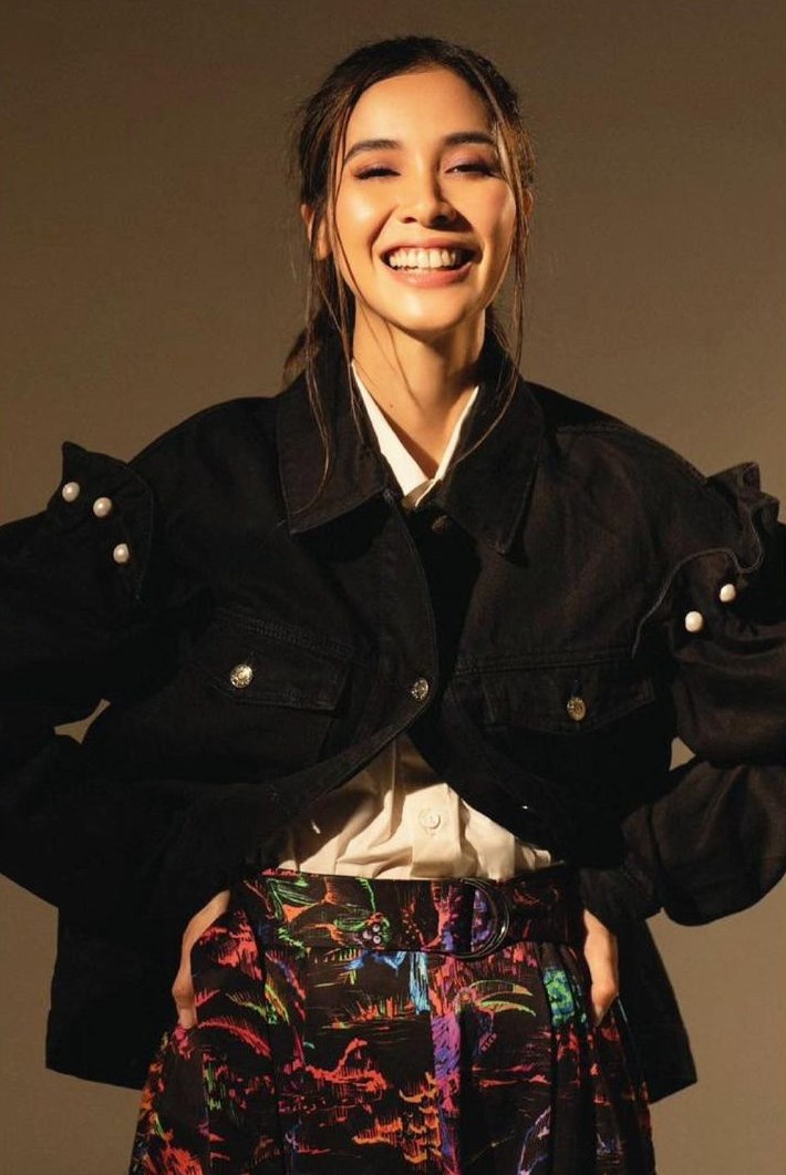 7 Pesona seleb blasteran saat usia 40-an, makin awet muda