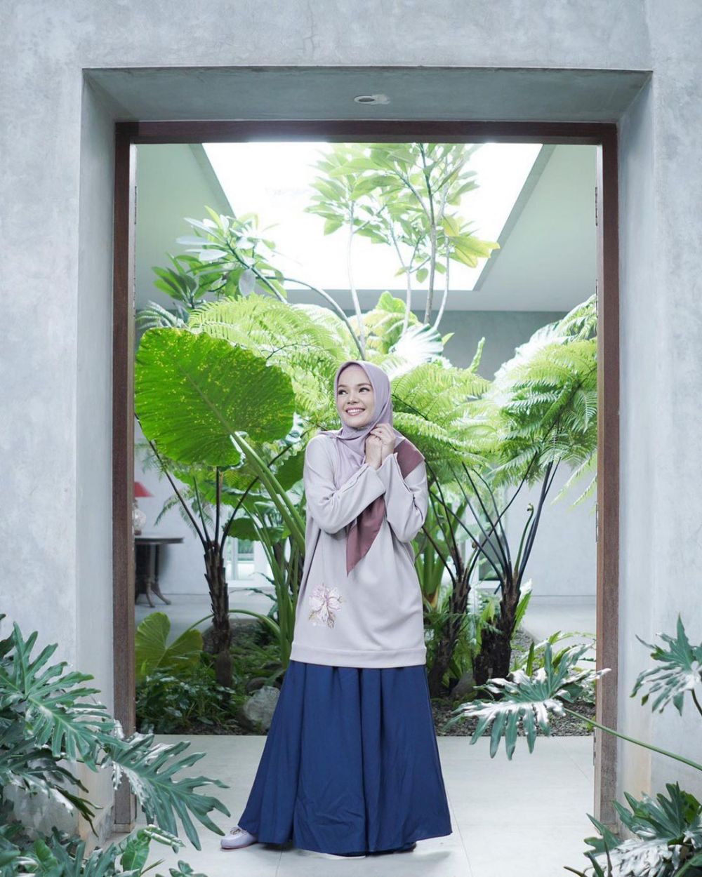 7 Pesona seleb blasteran saat usia 40-an, makin awet muda