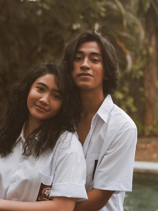 Penampilan 6 pasangan seleb dandan ala 90-an, kece bergaya klasik