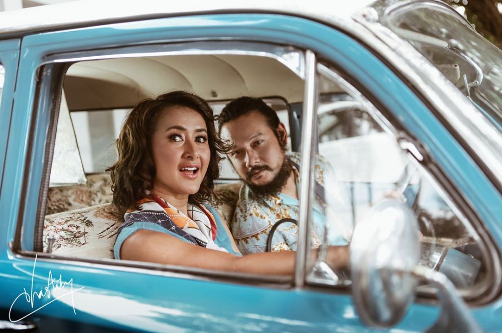 Penampilan 6 pasangan seleb dandan ala 90-an, kece bergaya klasik