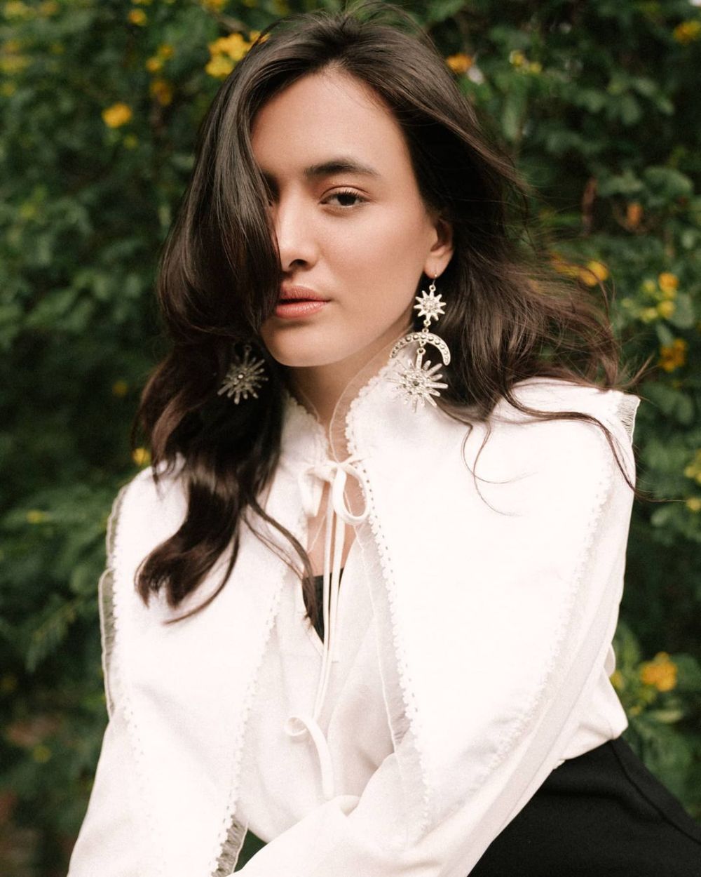 6 Gaya pemotretan Mawar Eva de Jongh berbusana monokrom, stunning abis