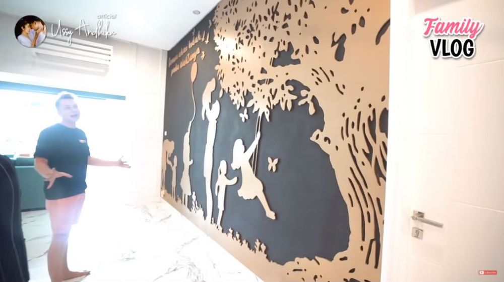 5 Potret tembok 'spesial' di rumah Ussy Sulistiawaty, penuh makna