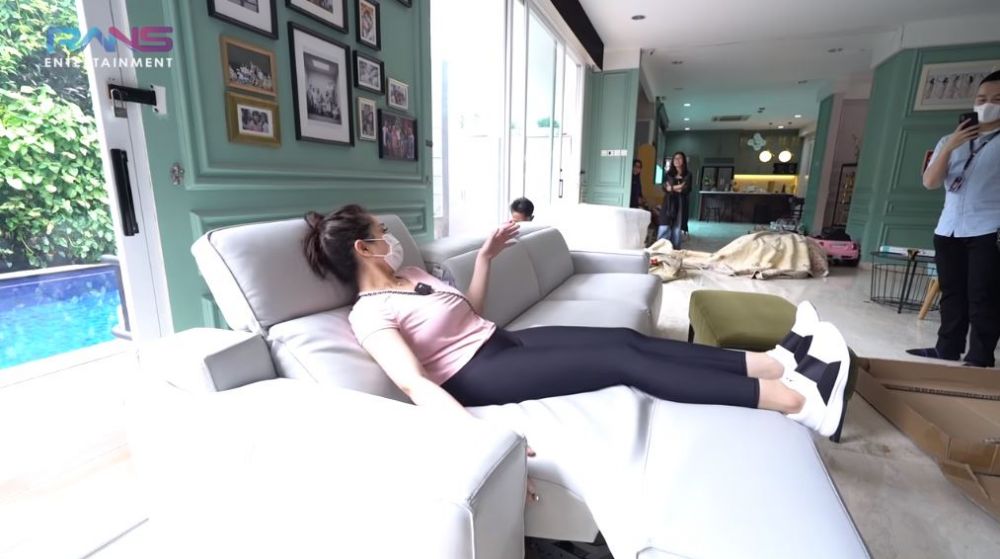 7 Potret sofa baru Nagita Slavina, dilengkapi teknologi canggih