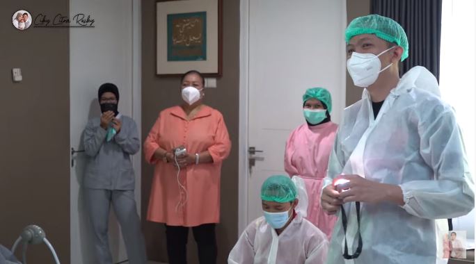 8 Momen Citra Kirana dan Rezky Aditya temani anak sunat, menegangkan