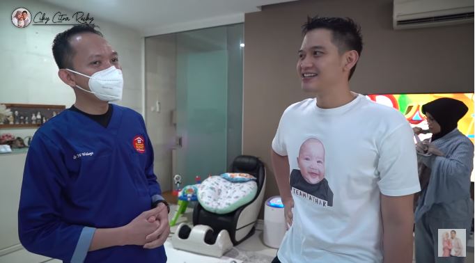 8 Momen Citra Kirana dan Rezky Aditya temani anak sunat, menegangkan