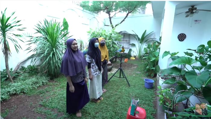 10 Potret kebun dalam rumah Kartika Putri, asri dan indah