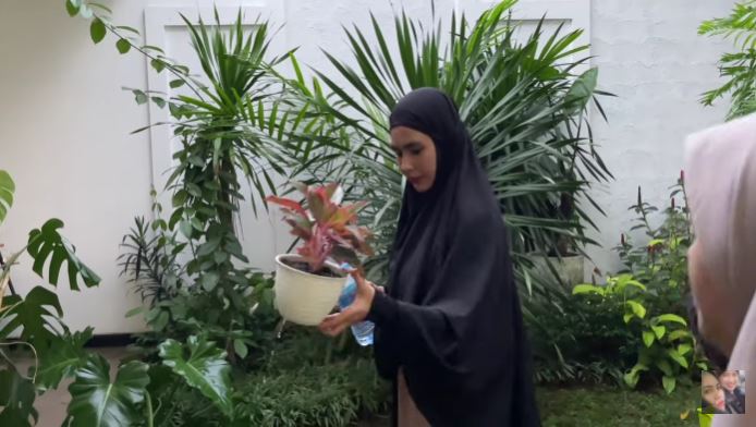 10 Potret kebun dalam rumah Kartika Putri, asri dan indah