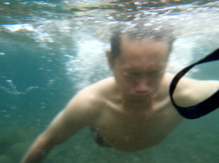 10 Momen lucu pose di dalam air ini bikin mikir dua kali