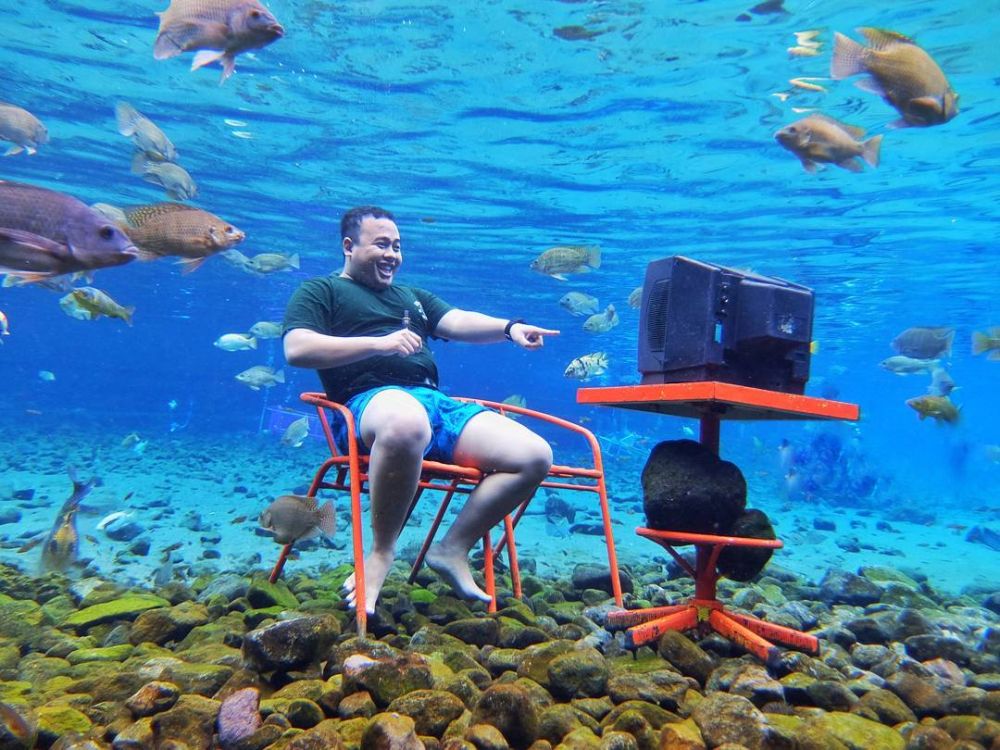 10 Momen lucu pose di dalam air ini bikin mikir dua kali