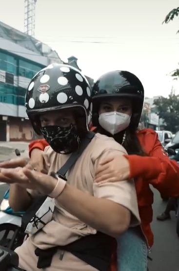 7 Potret mesra Atta Halilintar & Aurel Hermansyah naik vespa bareng