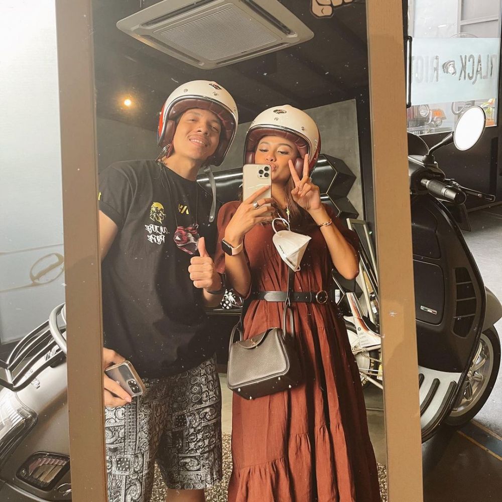 7 Potret mesra Atta Halilintar & Aurel Hermansyah naik vespa bareng