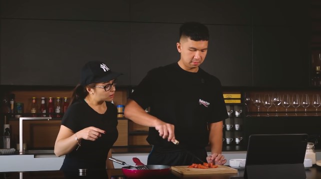 10 Momen manis Indra Priawan pertama kali memasak untuk Nikita Willy