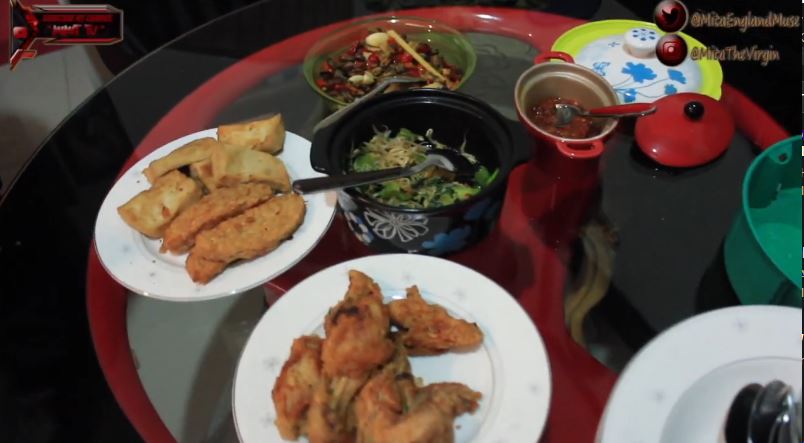 10 Potret rumah Mita The Virgin, desain tempat tidurnya curi perhatian