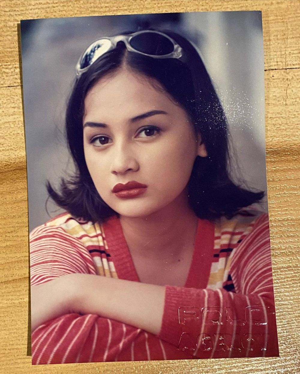 7 Potret jadul Mona Ratuliu saat remaja, pose dan dandannya khas
