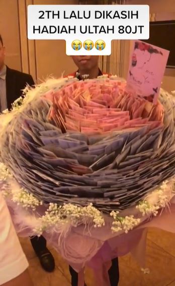 Viral wanita dapat buket uang dari pasangan, jumlahnya bikin melongo