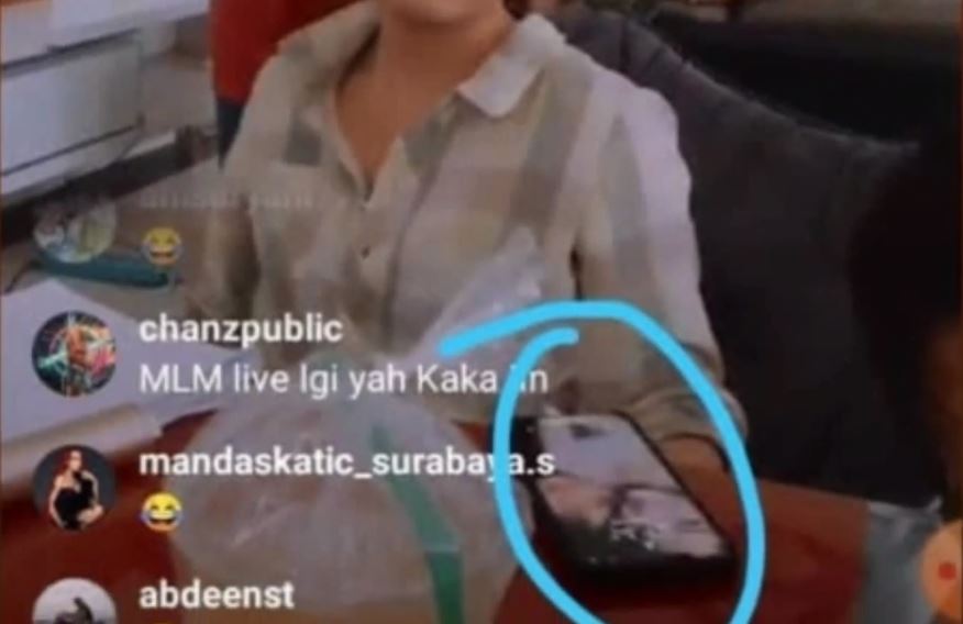 Intip wallpaper handphone 5 seleb, punya Rey Bong kocak