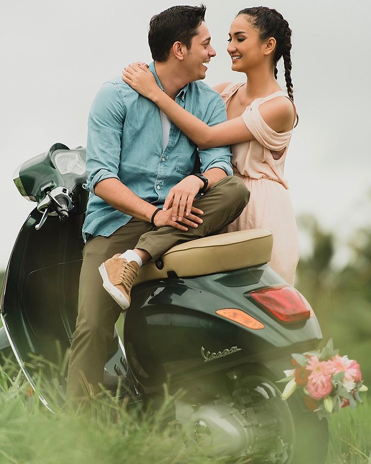 Gaya pemotretan 6 seleb naik Vespa ini kece dan sweet abis