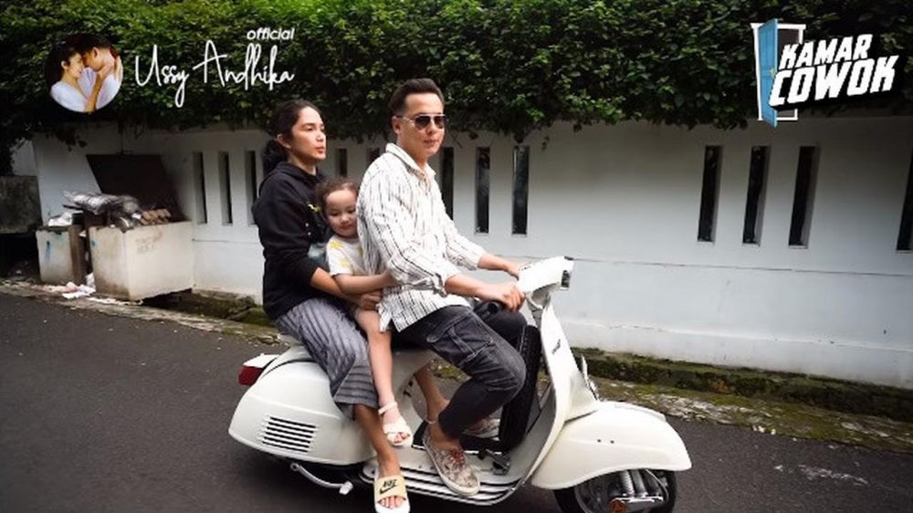 Gaya pemotretan 6 seleb naik Vespa ini kece dan sweet abis