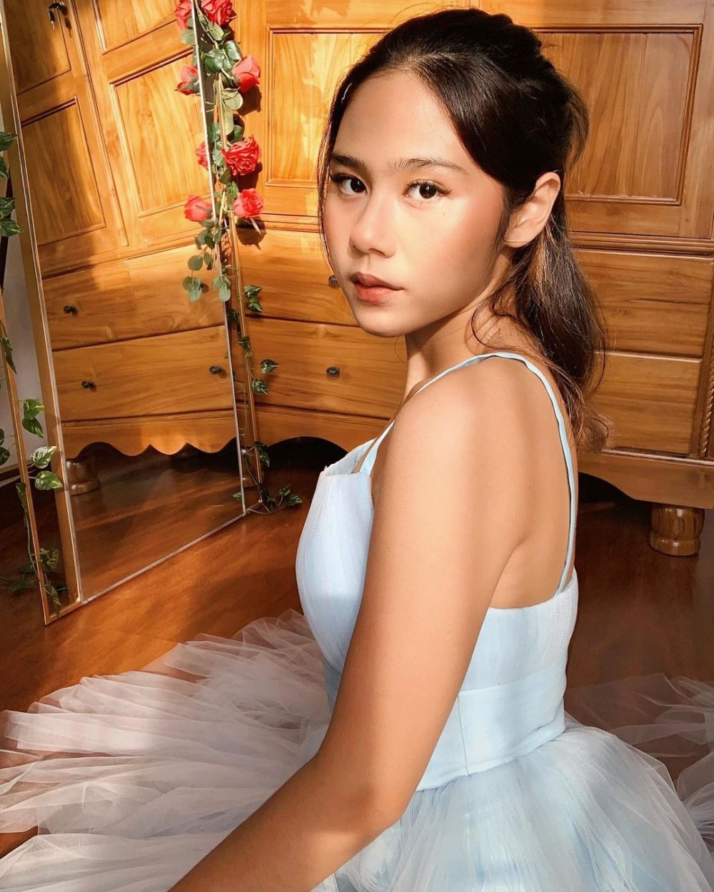 7 Potret perjalanan karier Nadin Amizah di industri musik Tanah Air