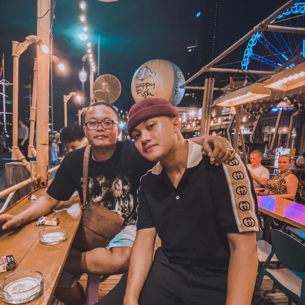 Potret 12 kebersamaan seleb dan putranya, auranya bak sahabatan