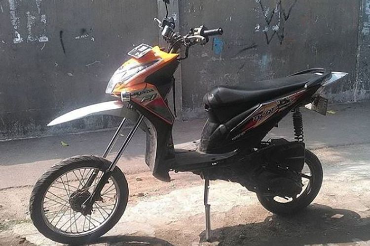 10 Modifikasi motor jadi tinggi ini bikin bingung cara naik