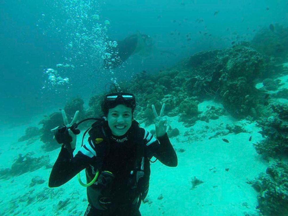 Cerita 8 seleb cantik jago diving, gemar selami laut Indonesia