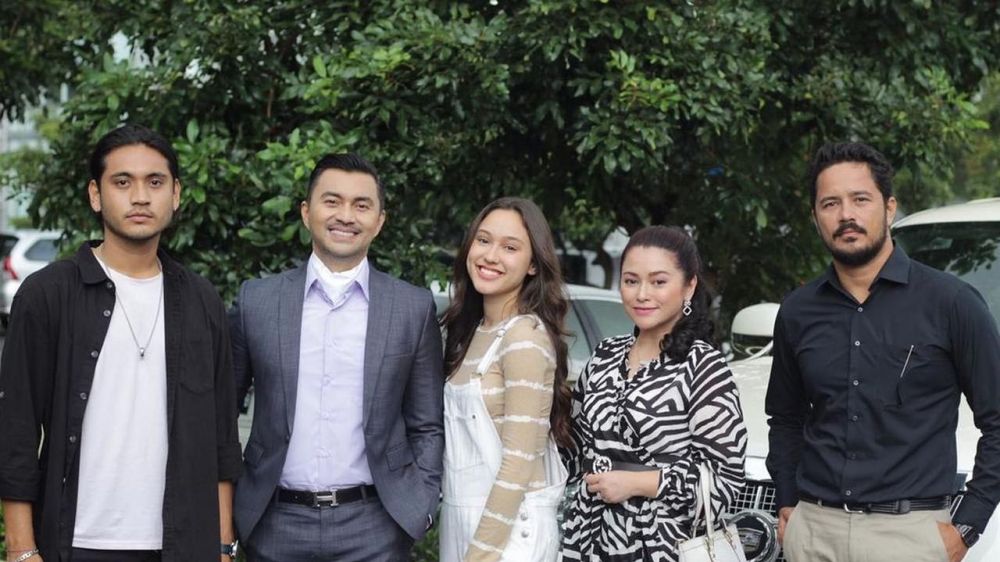 Berseteru di sinetron, ini 6 potret kedekatan Anjasmara dan Fathir 