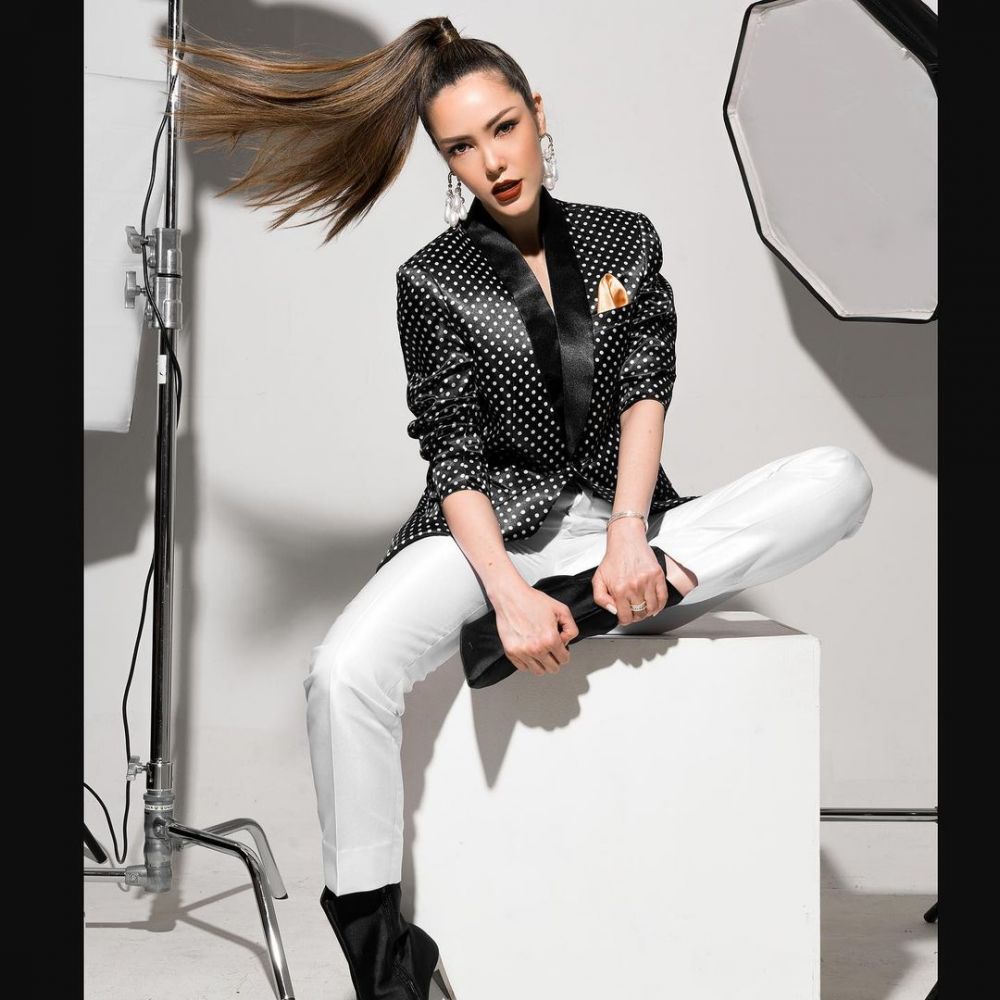 8 Gaya Cathy Sharon dalam pemotretan indoor dengan berbagai tema