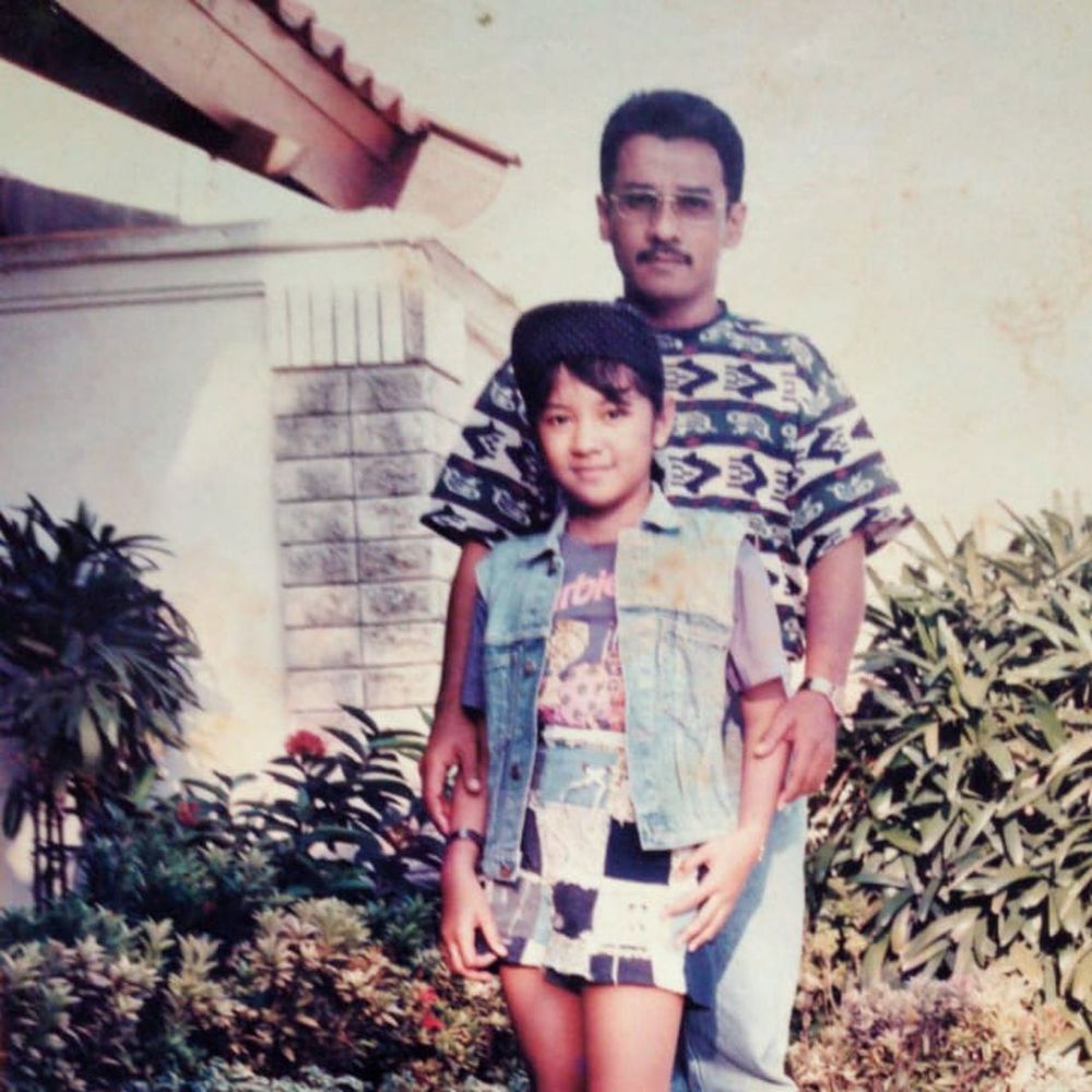 10 Potret masa kecil Enno Lerian saat jadi penyanyi cilik, bikin gemas