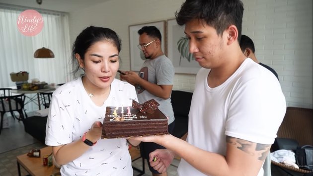 Rumah tangga di ujung tanduk, ini 10 momen mesra Nindy Ayunda & suami