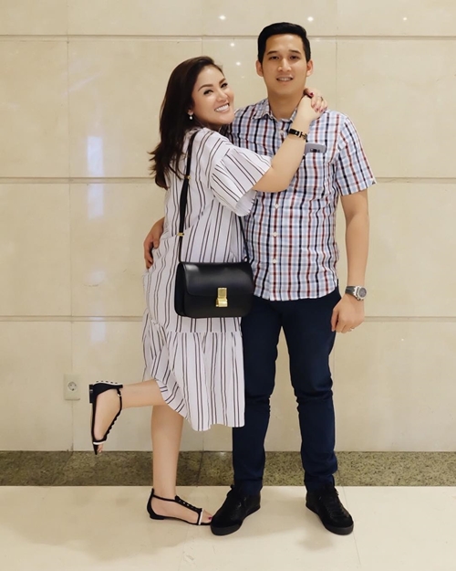 Rumah tangga di ujung tanduk, ini 10 momen mesra Nindy Ayunda & suami