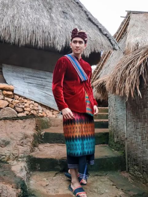 6 Pesona Verrel Bramasta kenakan baju adat berbagai daerah