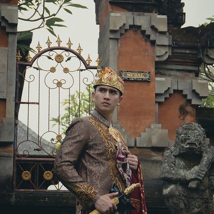 6 Pesona Verrel Bramasta kenakan baju adat berbagai daerah