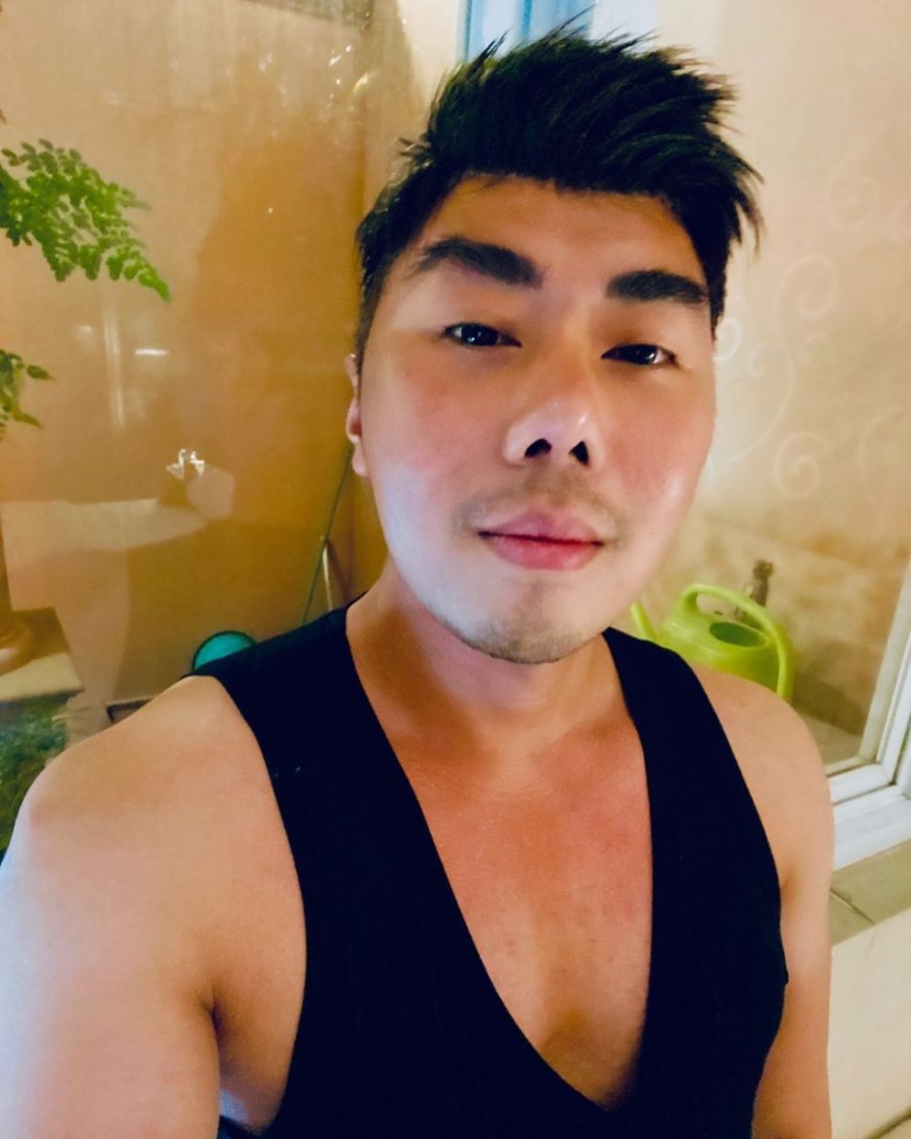 10 Potret Roy Kiyoshi dengan rambut baru, bikin pangling