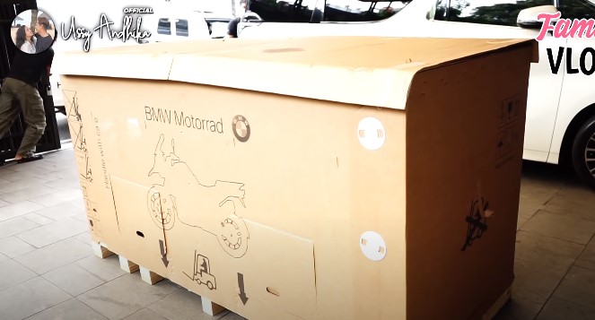 10 Momen Andhika Pratama terima motor hadiah Ussy, spesial dari Jerman