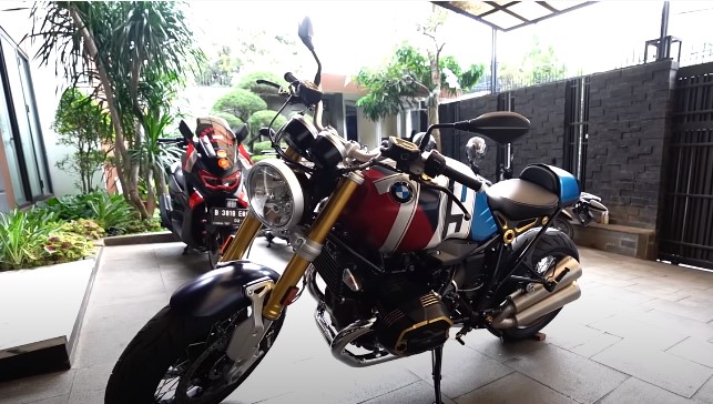 10 Momen Andhika Pratama terima motor hadiah Ussy, spesial dari Jerman