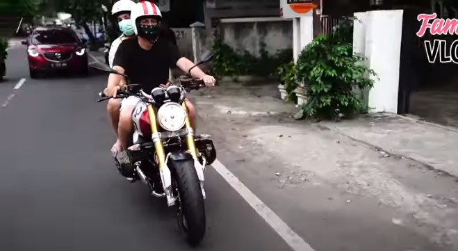 10 Momen Andhika Pratama terima motor hadiah Ussy, spesial dari Jerman